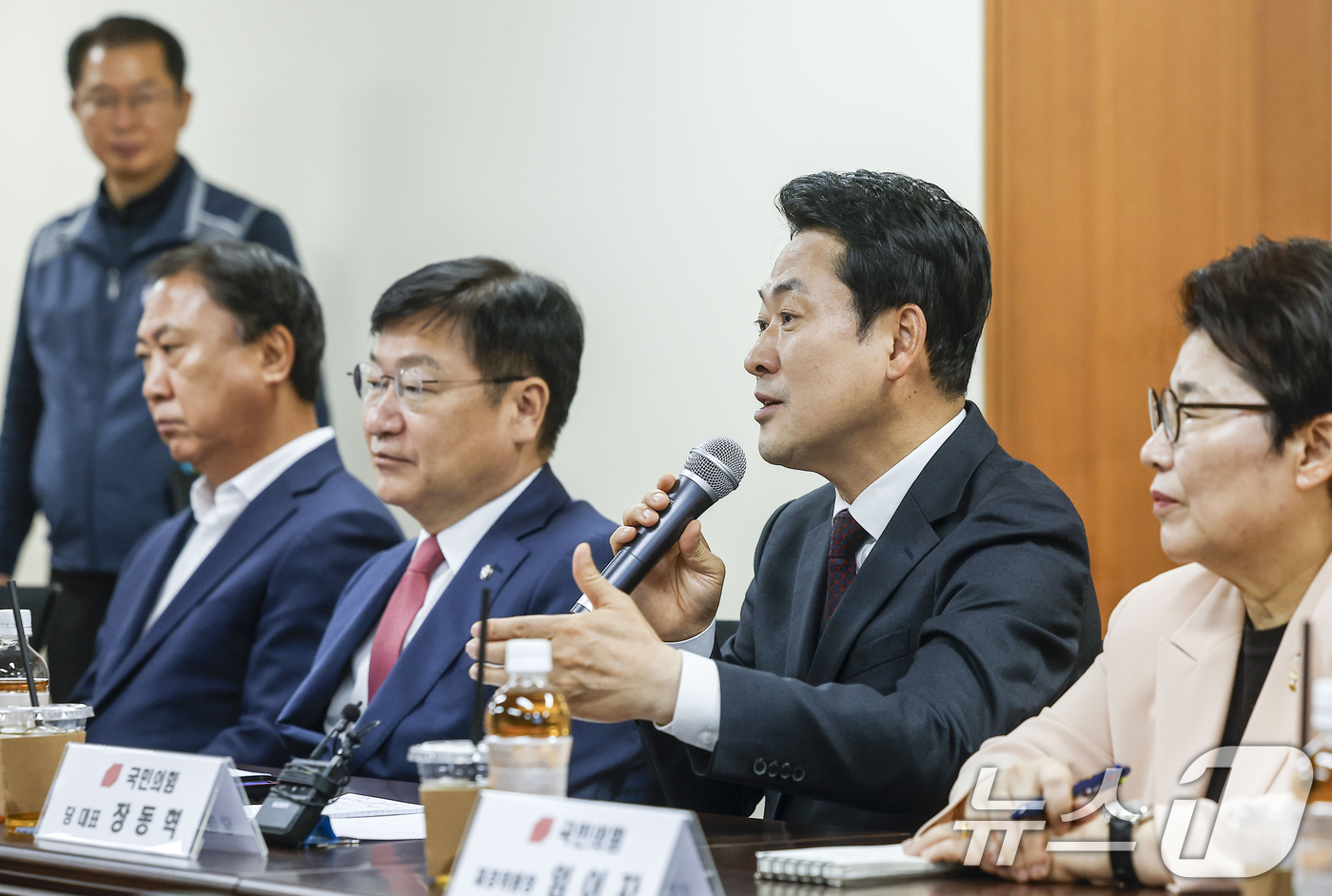 (서울=뉴스1) 안은나 기자 = 장동혁 국민의힘 대표가 21일 서울 영등포구 한국노총 서울지역본부에서 열린 국민의힘-한국노총 서울지역본부 간담회에 참석해 인사말을 하고 있다. (공 …