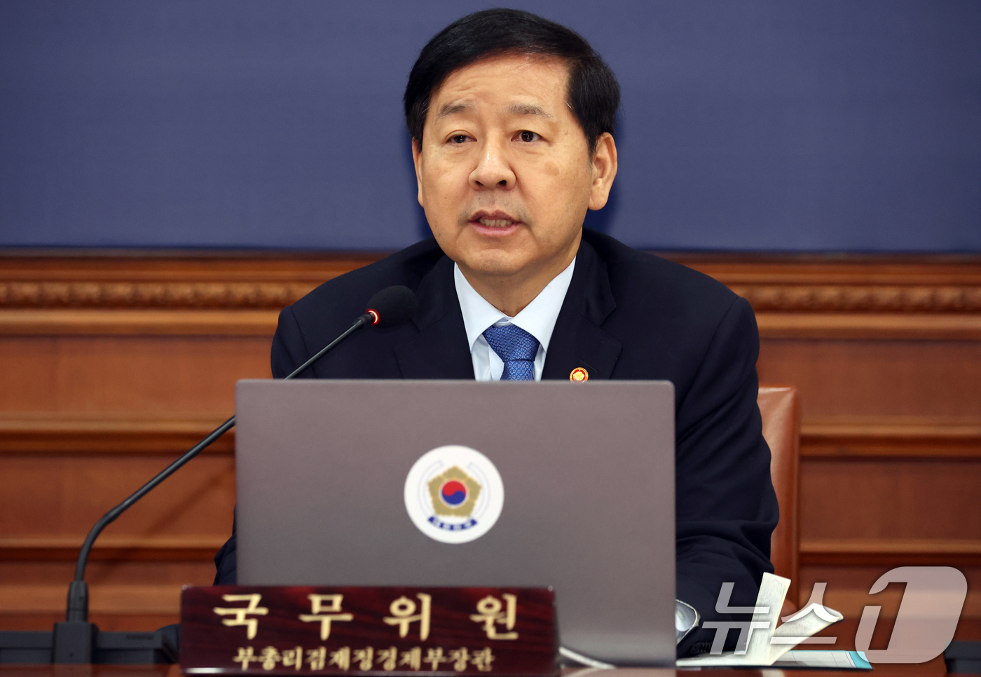 (서울=뉴스1) 김명섭 기자 = 구윤철 경제부총리 겸 재정경제부 장관이 21일 오전 서울 종로구 세종대로 정부서울청사에서 열린 국무회의 겸 비상경제본부회의에서 중동상황 대응발언을 …