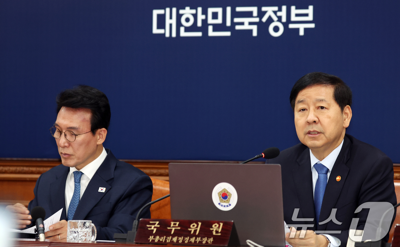 (서울=뉴스1) 김명섭 기자 = 구윤철 경제부총리 겸 재정경제부 장관이 21일 오전 서울 종로구 세종대로 정부서울청사에서 열린 국무회의 겸 비상경제본부회의에서 중동상황 대응발언을 …