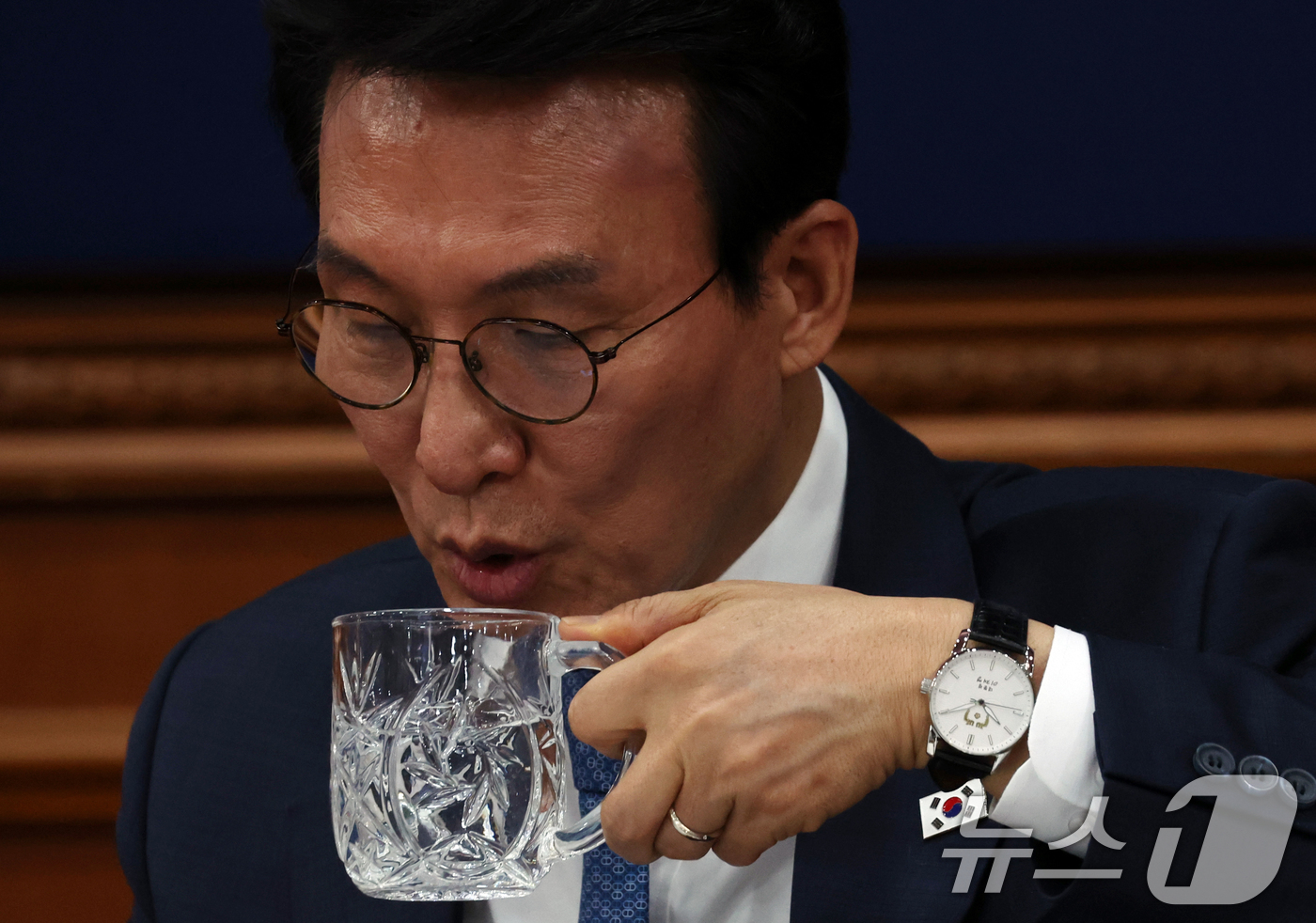 (서울=뉴스1) 김명섭 기자 = 김민석 국무총리가 21일 오전 서울 종로구 세종대로 정부서울청사에서 열린 국무회의 겸 비상경제본부회의에서 물을 마시고 있다. 2026.4.21/뉴스 …