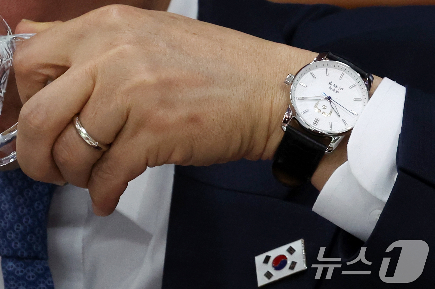 (서울=뉴스1) 김명섭 기자 = 김민석 국무총리가 21일 오전 서울 종로구 세종대로 정부서울청사에서 열린 국무회의 겸 비상경제본부회의에서 물을 마시고 있다. 2026.4.21/뉴스 …