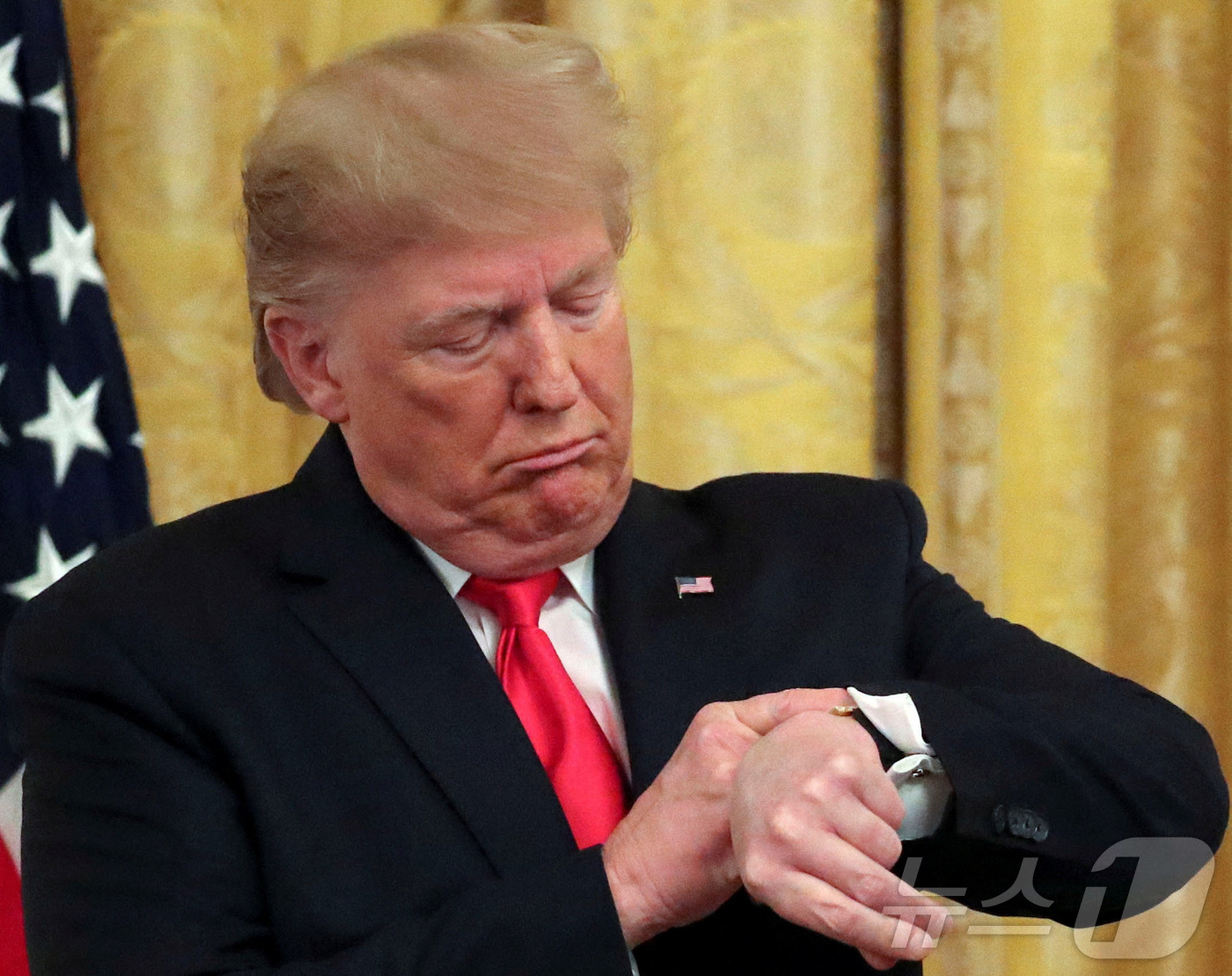 (로이터=뉴스1) 양혜림 디자이너 = FILE PHOTO: U.S. President Trump checks his watch during an event in the East R …