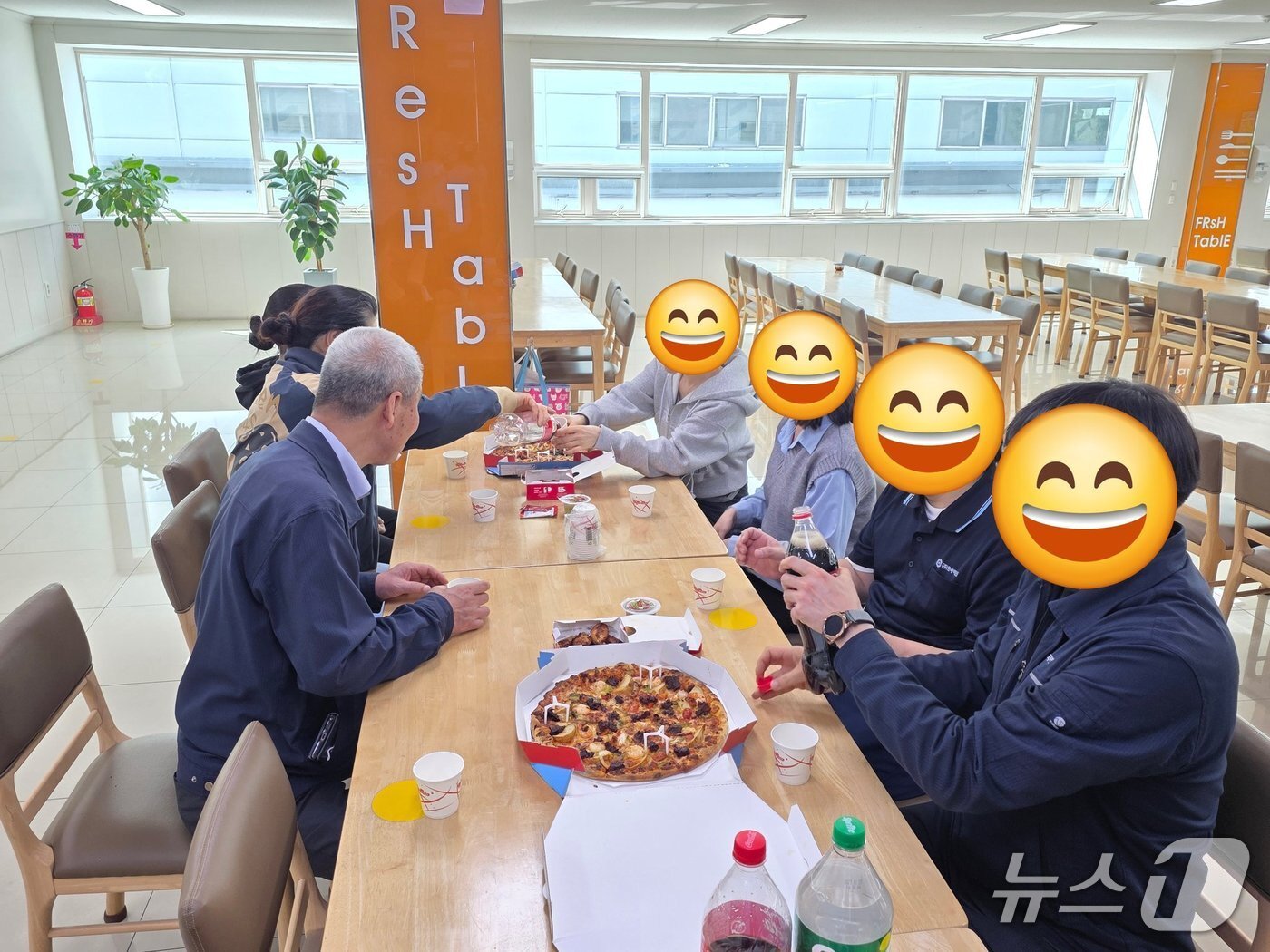 본문 이미지 - 지난 18일 한국백신 직원들이 오유경 식약처장이 돌린 피자를 나눠먹는 모습. (오 처장 엑스 캡처)