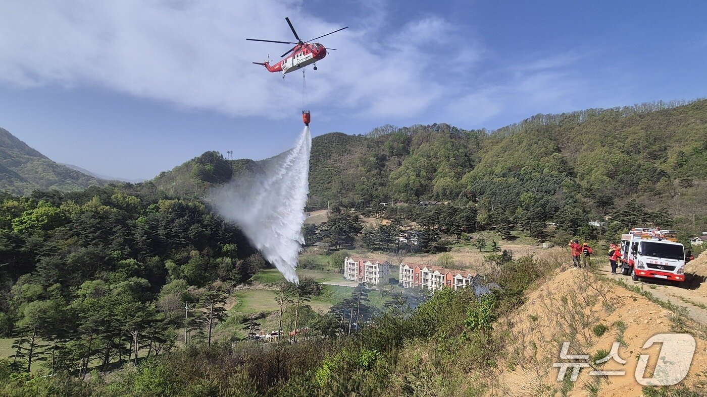 본문 이미지 - 21일 강원 양양 서면 논화리 산불 진화 현장.(양양군 제공, 재판매 및 DB 금지) 2026.4.21/뉴스1