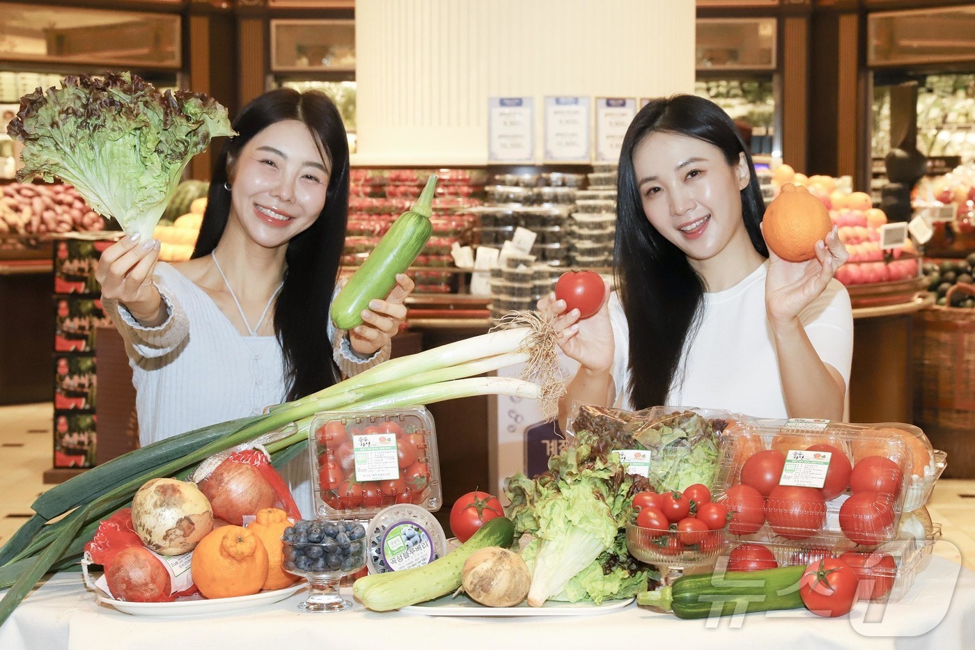 (서울=뉴스1) = 신세계백화점이 지구의 날(4월 22일)을 맞아 21일부터 오는 26일까지 친환경 인증을 받은 야채와 과일 특가 행사를 진행한다고 밝혔다. 사진은 신세계백화점 강 …