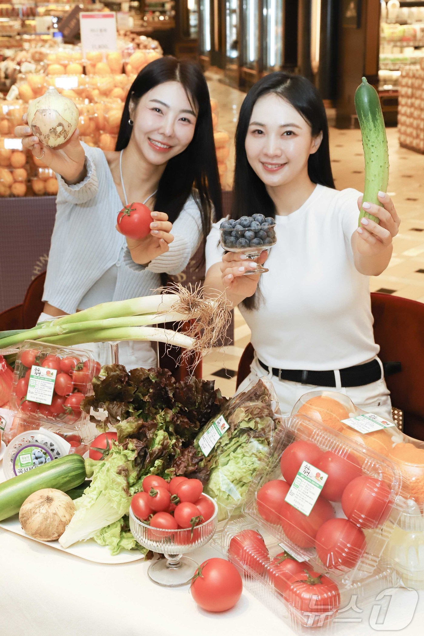(서울=뉴스1) = 신세계백화점이 지구의 날(4월 22일)을 맞아 21일부터 오는 26일까지 친환경 인증을 받은 야채와 과일 특가 행사를 진행한다고 밝혔다. 사진은 신세계백화점 강 …