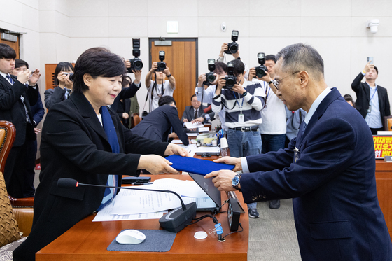 증인 선서문 제출하는 김규현 전 국가정보원장
