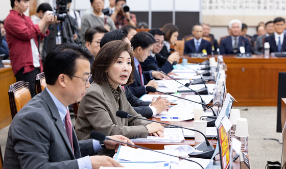 불만 표시하는 나경원 의원