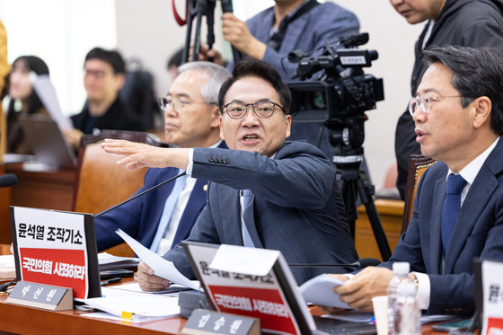 국민의힘 위원들 향해 불만 표시하는 박선원 의원