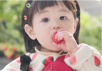 '슈돌' 하루, 딸기왕자 변신…'과즙미' 터지는 상큼 비주얼