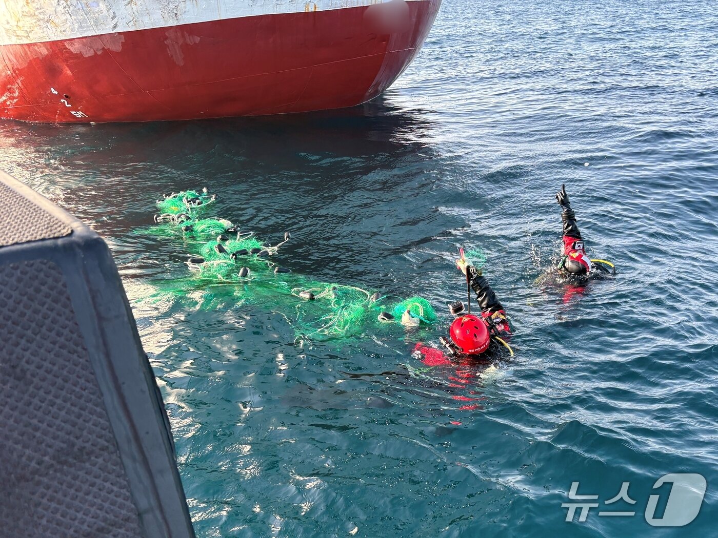 본문 이미지 - 동해해경이 스크루에 부유물이 감겨 이동이 불가능한 어선에 접근해 부유물 제거 작업을 실시하고 있다.(동해해경 제공, 재판매 및 DB 금지) 2026.4.21/뉴스1