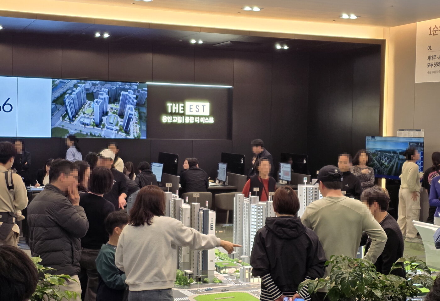 본문 이미지 - '용인 고림 동문 디 이스트’ 견본주택에 몰린 예비 청약자(동문건설 제공) 뉴스1ⓒ news1 