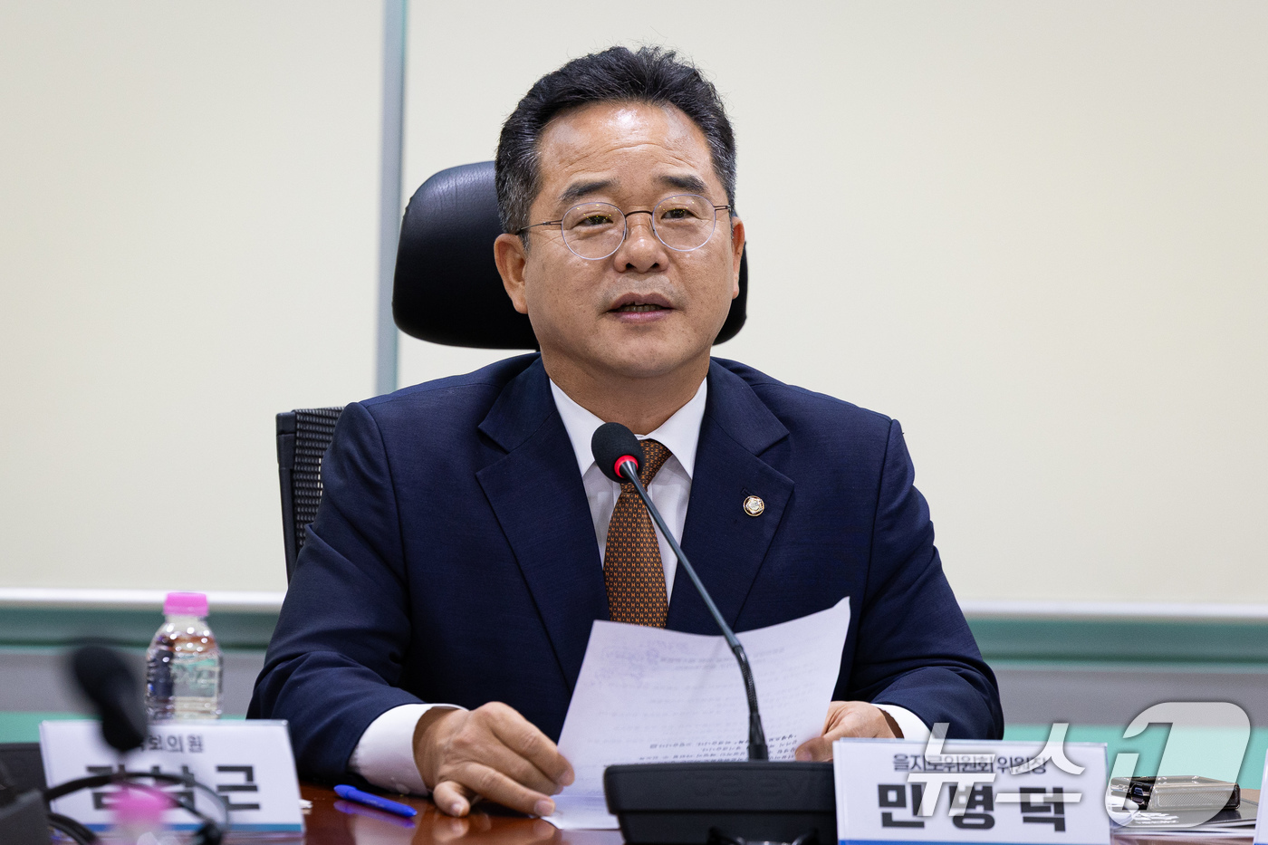 (서울=뉴스1) 유승관 기자 = 민병덕 더불어민주당 을지로위원장이 21일 서울 여의도 국회 의원회관에서 열린 중동전쟁발 위기극복을 위한 아스콘업계 사회적대화기구 출범식에서 모두 발 …