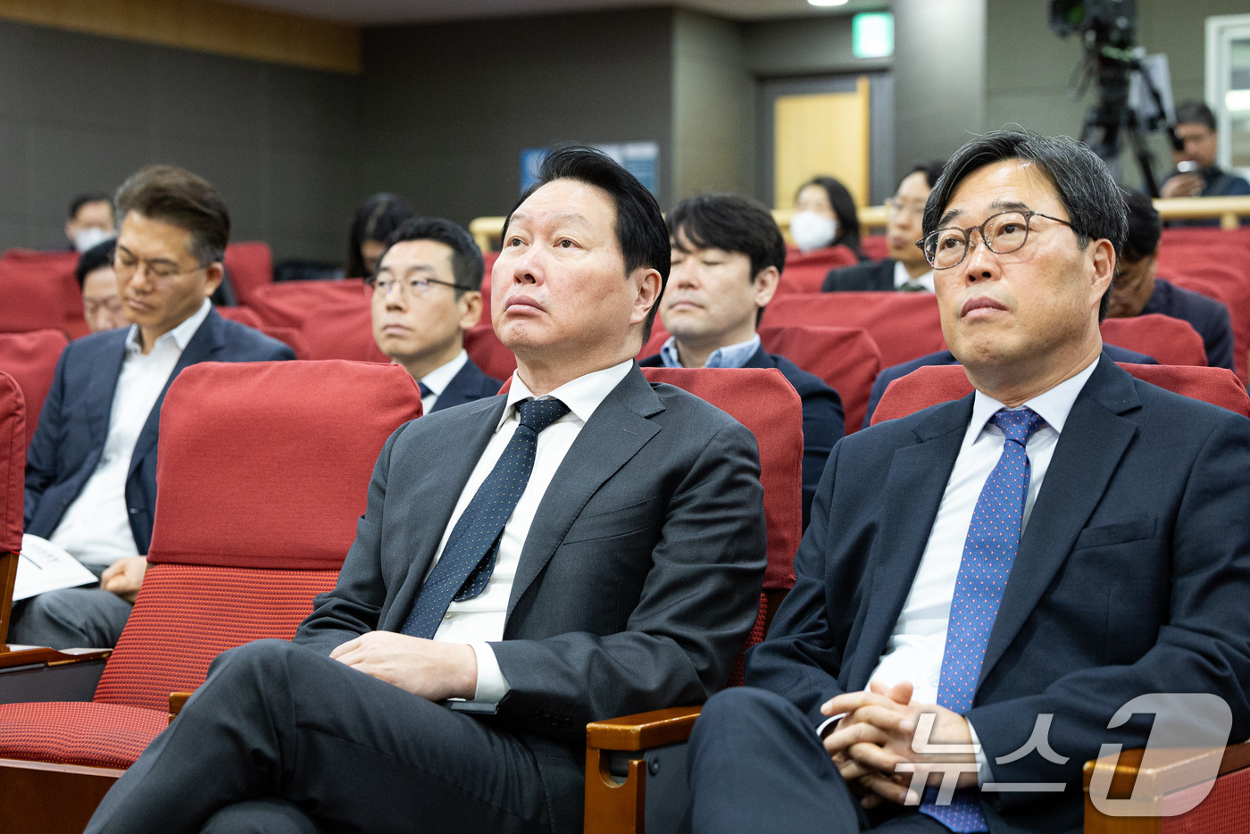 (서울=뉴스1) 유승관 기자 = 최태원 SK그룹 회장이 21일 서울 여의도 국회 의원회관에서 열린 제7회 국회미래산업포럼 '산업지원 정책의 패러다임 전환을 위한 정책토론회'에 참석 …