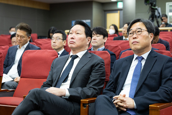 산업지원 정책토론회 참석한 최태원 회장