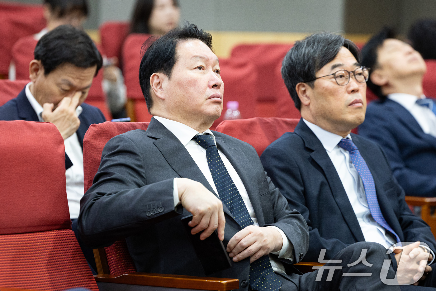 (서울=뉴스1) 유승관 기자 = 최태원 SK그룹 회장이 21일 서울 여의도 국회 의원회관에서 열린 제7회 국회미래산업포럼 '산업지원 정책의 패러다임 전환을 위한 정책토론회'에 참석 …