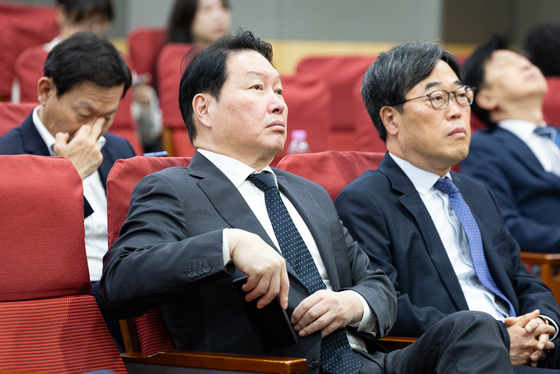 산업지원 정책 토론회 지켜보는 최태원 회장