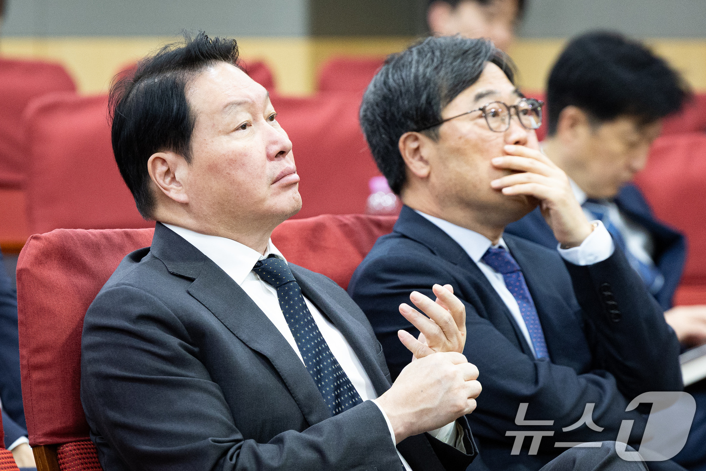 (서울=뉴스1) 유승관 기자 = 최태원 SK그룹 회장이 21일 서울 여의도 국회 의원회관에서 열린 제7회 국회미래산업포럼 '산업지원 정책의 패러다임 전환을 위한 정책토론회'에 참석 …