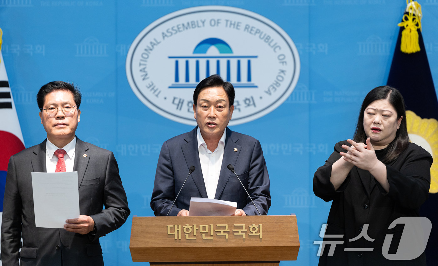 (서울=뉴스1) 이승배 기자 = 김선교 국민의힘 의원을 비롯한 경기 지역구 의원들이 21일 서울 여의도 국회 소통관에서 경기도 선대위 출범 기자회견을 하고 있다. 2026.4.21 …