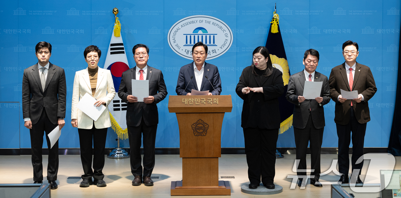(서울=뉴스1) 이승배 기자 = 김선교 국민의힘 의원을 비롯한 경기 지역구 의원들이 21일 서울 여의도 국회 소통관에서 경기도 선대위 출범 기자회견을 하고 있다. 2026.4.21 …