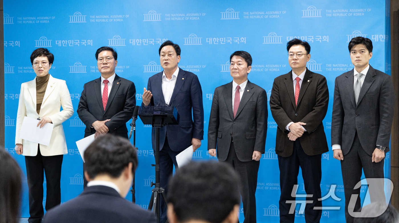 (서울=뉴스1) 이승배 기자 = 김선교 국민의힘 의원을 비롯한 경기 지역구 의원들이 21일 서울 여의도 국회 소통관에서 경기도 선대위 출범 기자회견을 마치고 취재진 질문에 답하고 …