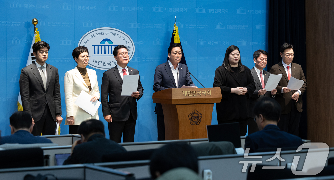 (서울=뉴스1) 이승배 기자 = 김선교 국민의힘 의원을 비롯한 경기 지역구 의원들이 21일 서울 여의도 국회 소통관에서 경기도 선대위 출범 기자회견을 하고 있다. 2026.4.21 …