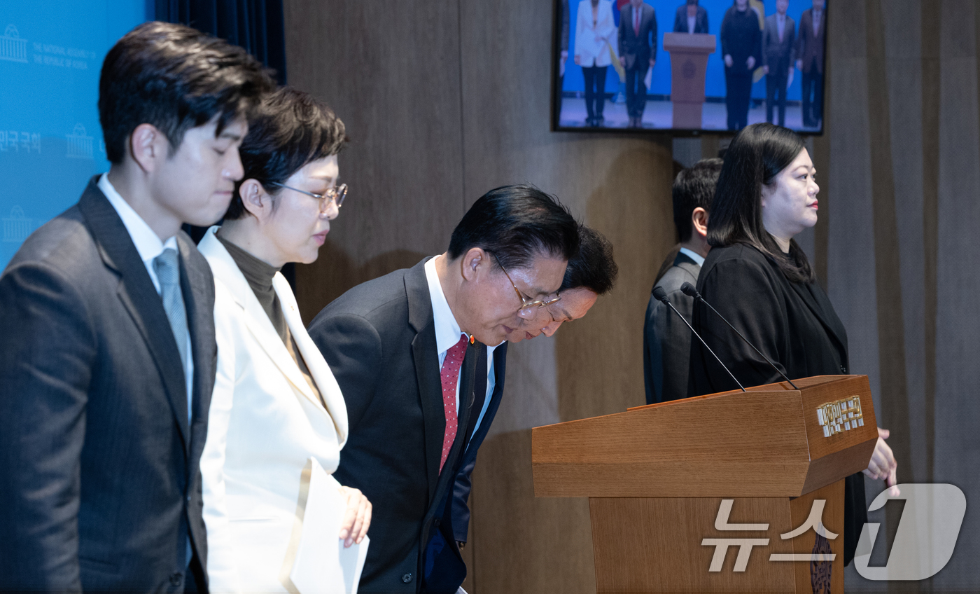 (서울=뉴스1) 이승배 기자 = 김선교 국민의힘 의원을 비롯한 경기 지역구 의원들이 21일 서울 여의도 국회 소통관에서 경기도 선대위 출범 기자회견을 마치고 인사하고 있다. 202 …