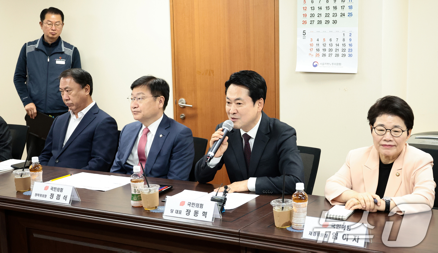 (서울=뉴스1) 안은나 기자 = 장동혁 국민의힘 대표가 21일 오전 서울 영등포구 한국노총 서울지역본부 회의실에서 열린 국민의힘-한국노총 서울지역본부 간담회에서 인사말을 하고 있다 …