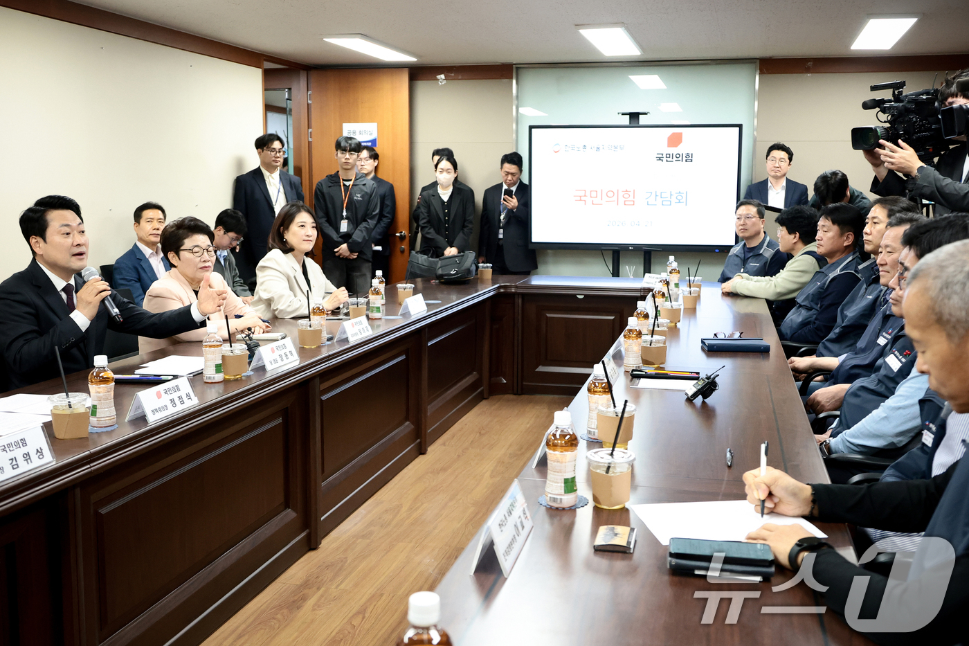 (서울=뉴스1) 안은나 기자 = 장동혁 국민의힘 대표가 21일 오전 서울 영등포구 한국노총 서울지역본부 회의실에서 열린 국민의힘-한국노총 서울지역본부 간담회에서 인사말을 하고 있다 …