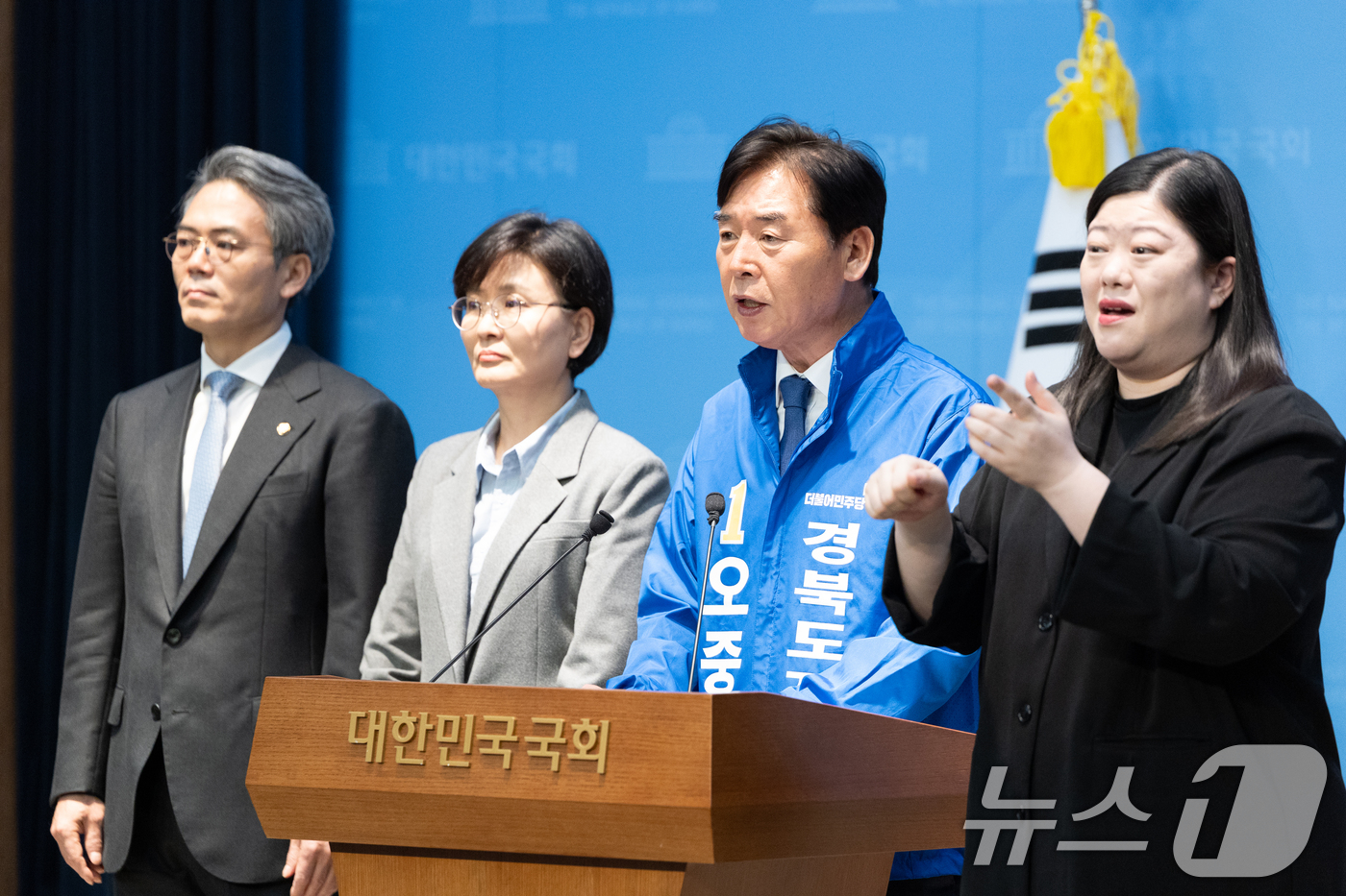 (서울=뉴스1) 이승배 기자 = 오중기 더불어민주당 경북도지사 예비후보가 21일 오전 서울 여의도 국회 소통관에서 지지 호소 기자회견을 하고 있다. 2026.4.21/뉴스1