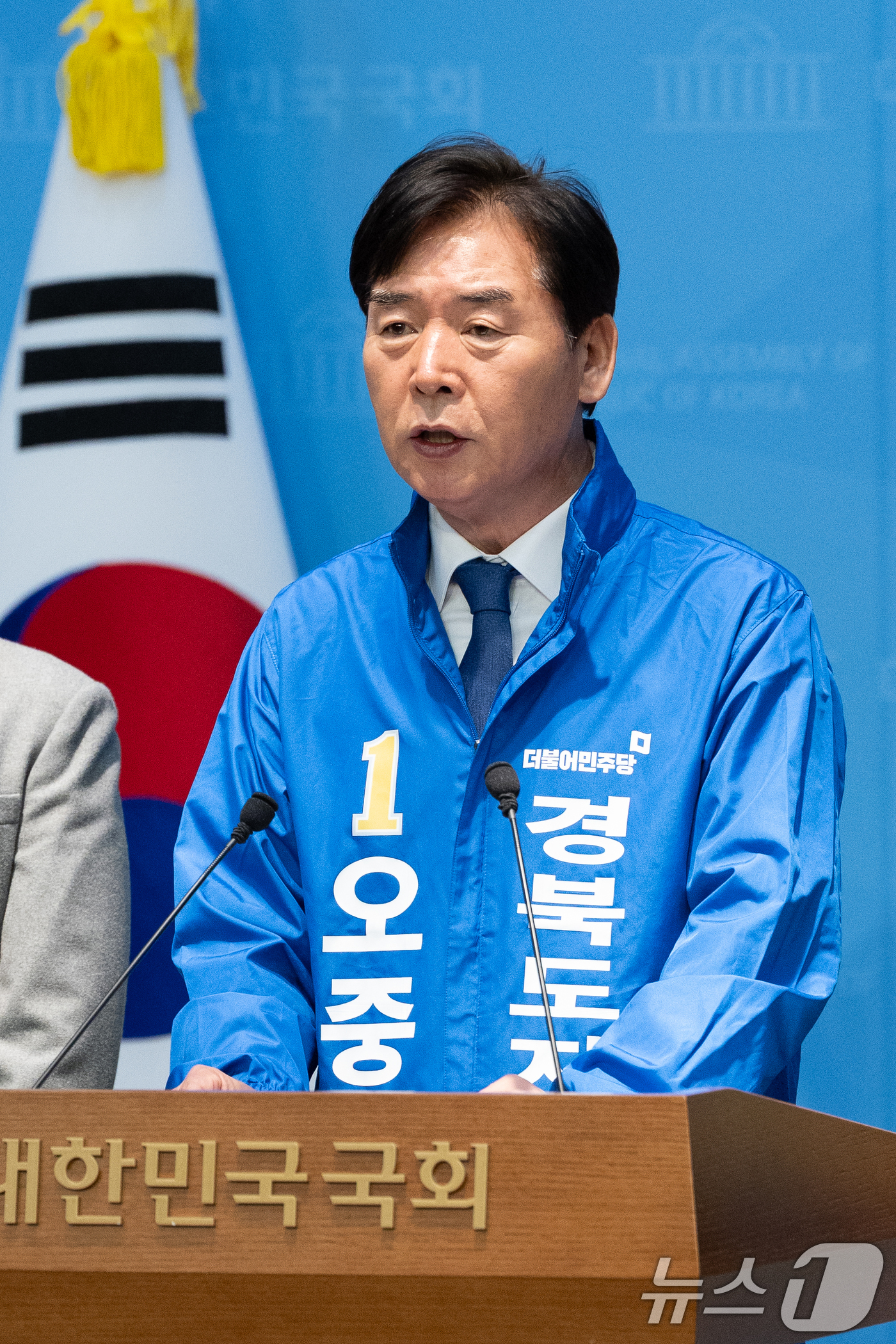 (서울=뉴스1) 이승배 기자 = 오중기 더불어민주당 경북도지사 예비후보가 21일 오전 서울 여의도 국회 소통관에서 지지 호소 기자회견을 하고 있다. 2026.4.21/뉴스1