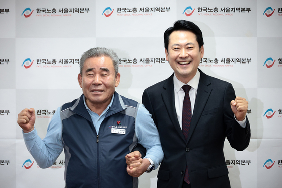 기념 촬영하는 장동혁 대표·김기철 의장