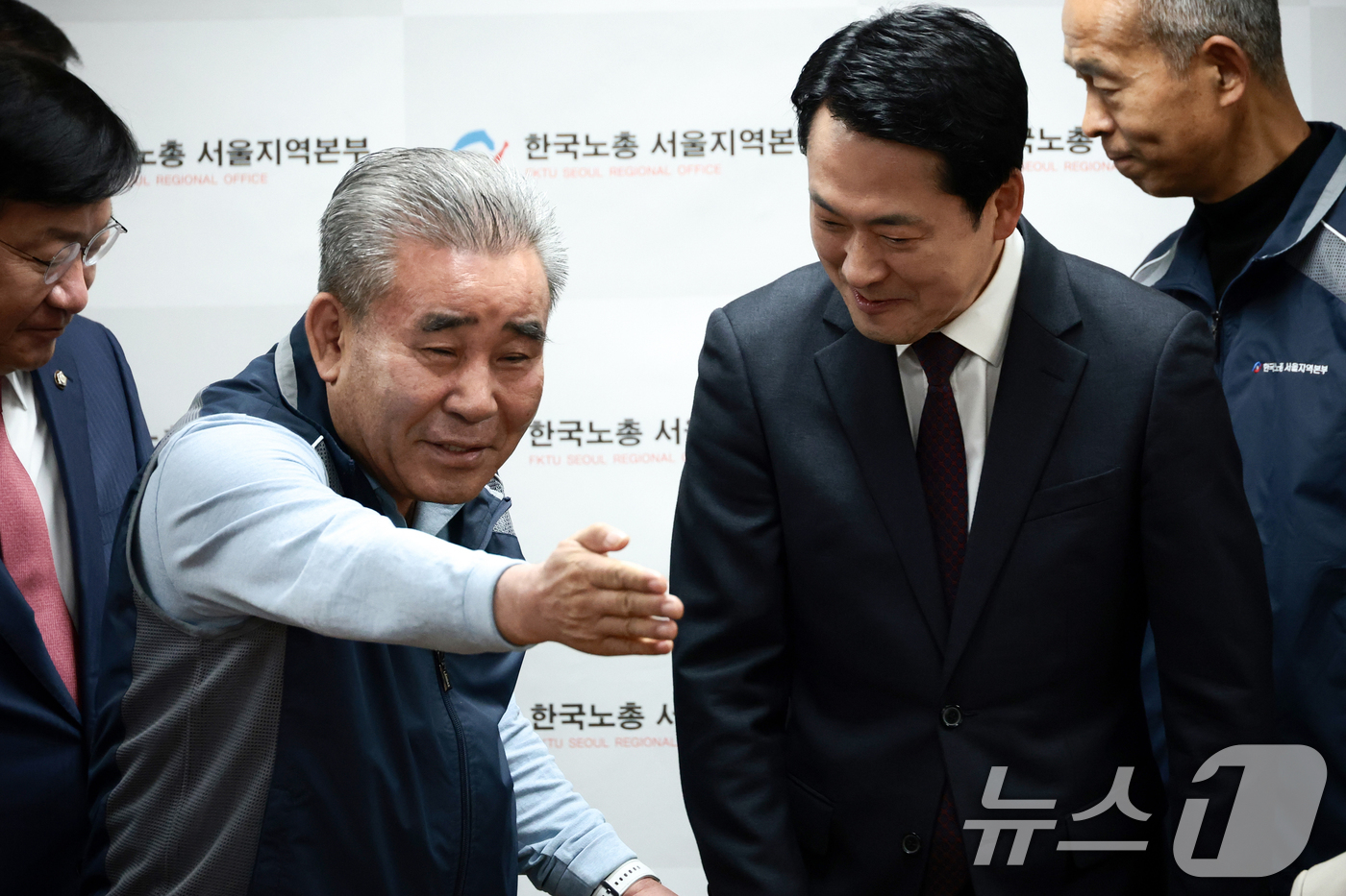 (서울=뉴스1) 안은나 기자 = 장동혁 국민의힘 대표(오른쪽)와 김기철 한국노총 서울지역본부 의장이 21일 오전 서울 영등포구 한국노총 서울지역본부 회의실에서 간담회에 앞서 기념 …