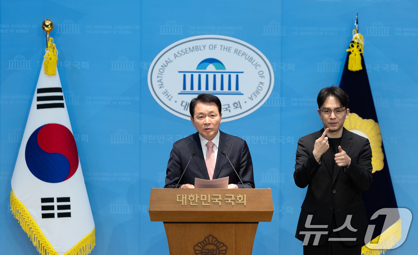 (서울=뉴스1) 이승배 기자 = 성일종 국회 국방위원장이 21일 서울 여의도 국회 소통관에서 정동영 통일부 장관 사퇴 촉구 기자회견을 하고 있다. 2026.4.21/뉴스1