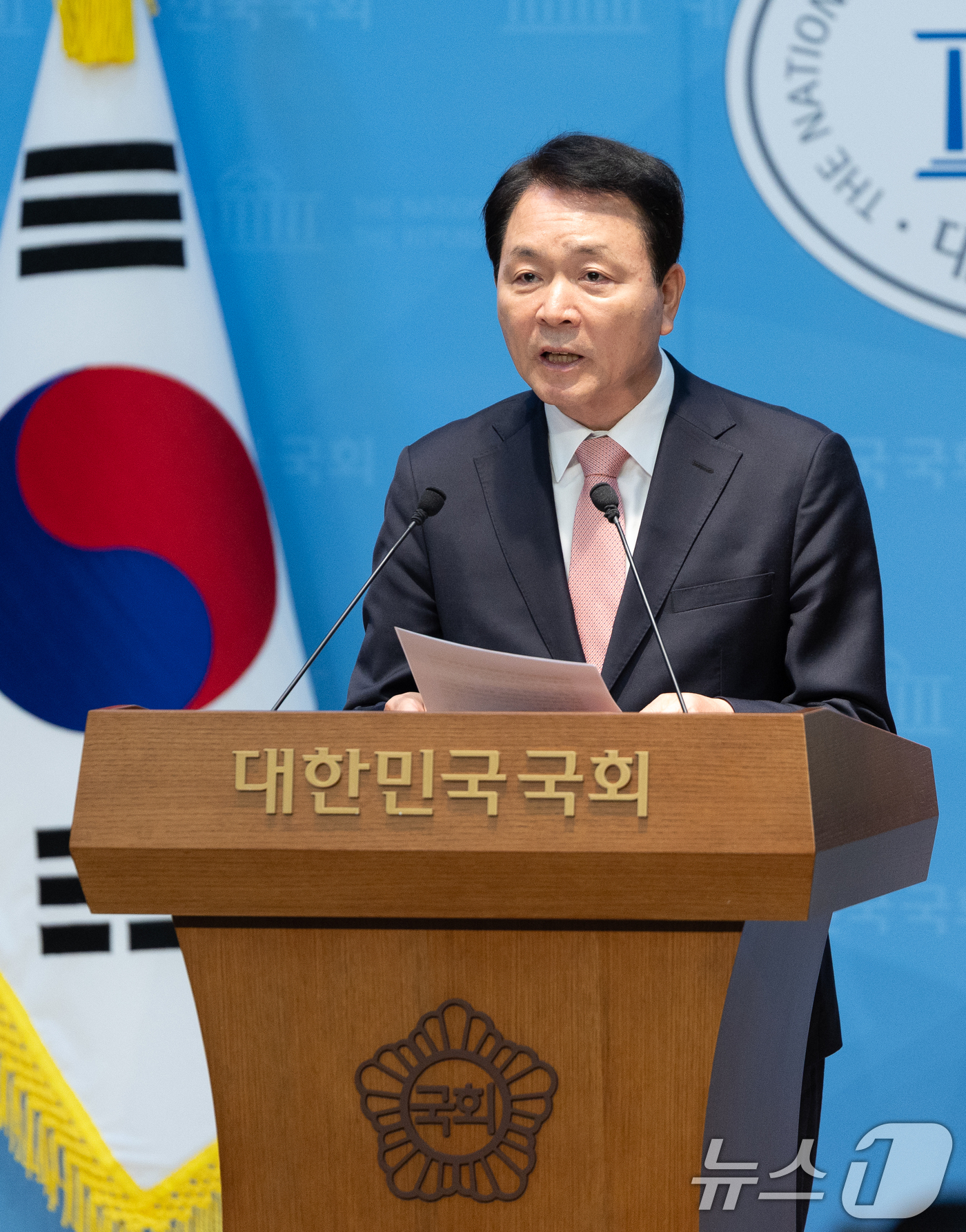 (서울=뉴스1) 이승배 기자 = 성일종 국회 국방위원장이 21일 서울 여의도 국회 소통관에서 정동영 통일부 장관 사퇴 촉구 기자회견을 하고 있다. 2026.4.21/뉴스1