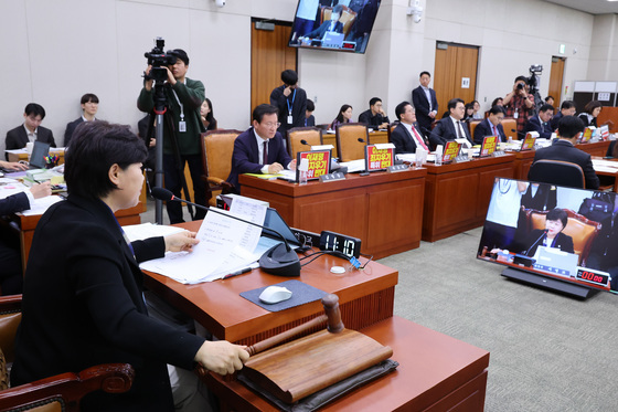 文정부 통계조작 수사 '증거 짜깁기' 의혹…檢 "모든 증거 법원 제출"