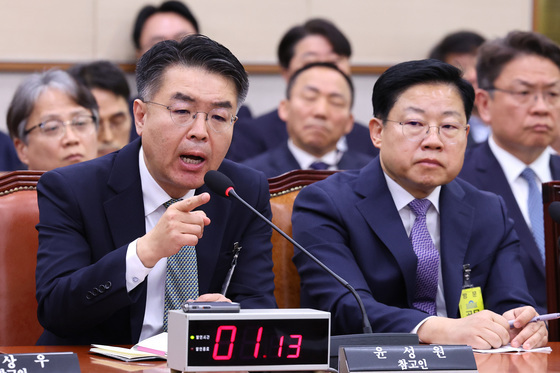 답변하는 윤성원 전 1차관