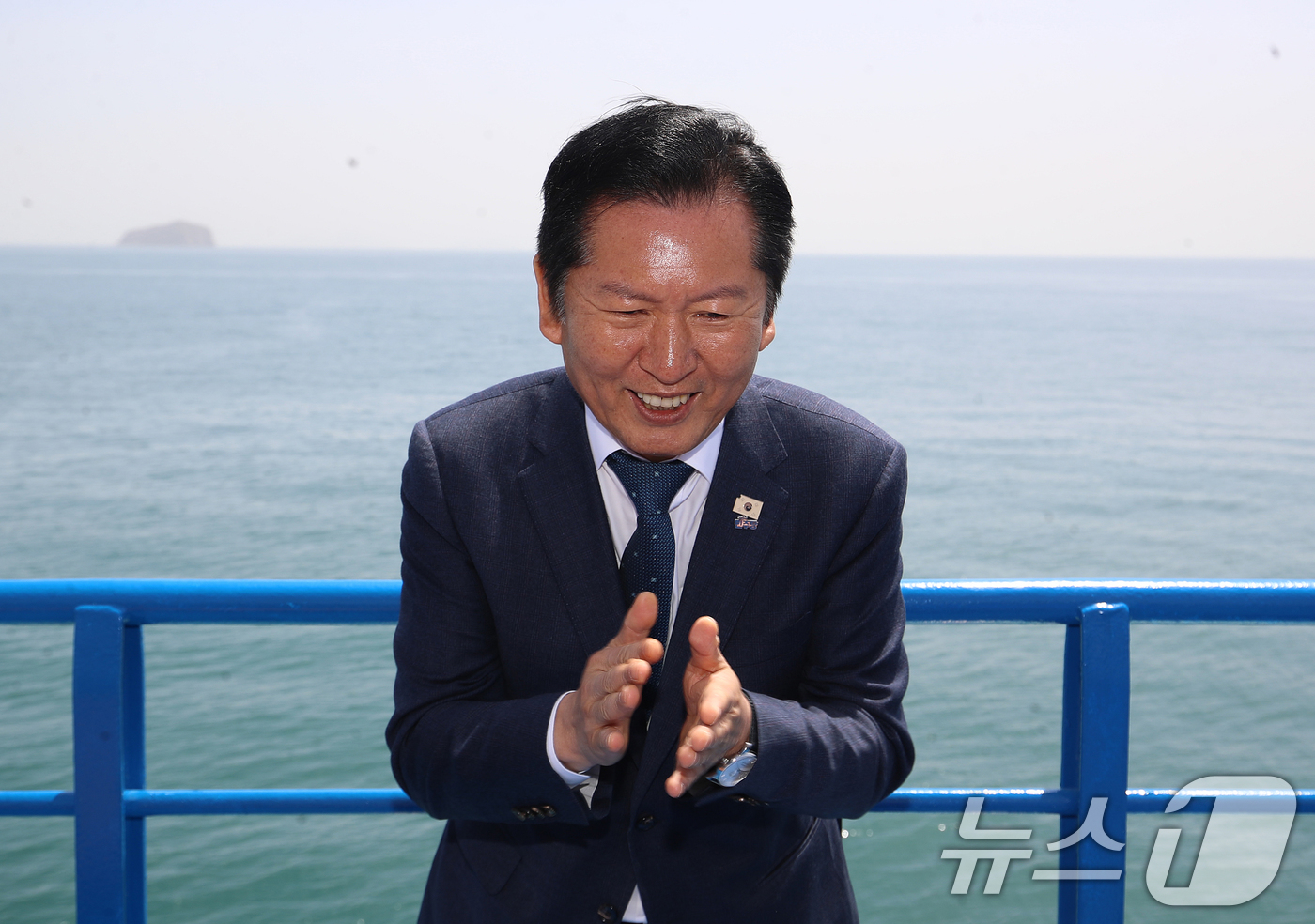 (통영=뉴스1) 윤일지 기자 = 정청래 더불어민주당 대표가 21일 경남 통영에서 욕지도로 향하는 선박 위에서 시민들과 대화하며 손뼉을 치고 있다. 2026.4.21/뉴스1