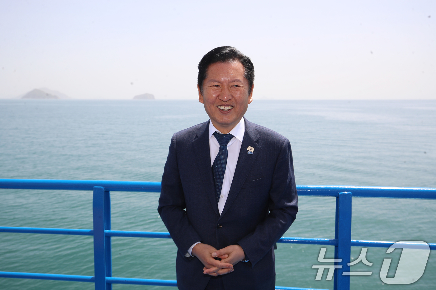 (통영=뉴스1) 윤일지 기자 = 정청래 더불어민주당 대표가 21일 경남 통영에서 욕지도로 향하는 선박 위에서 시민들과 대화하고 있다. 2026.4.21/뉴스1