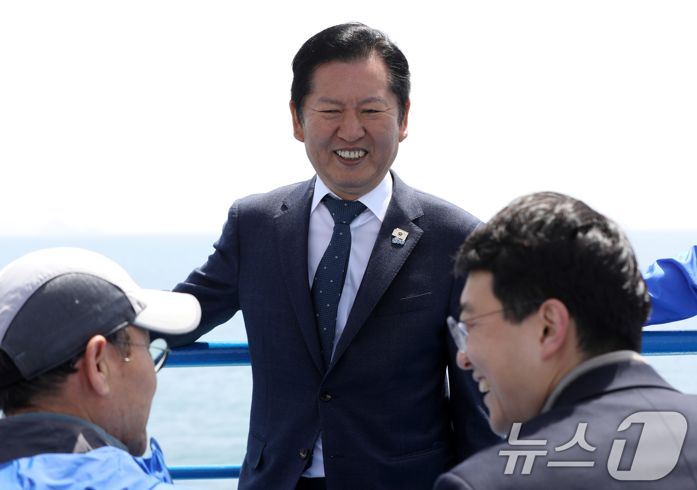 (통영=뉴스1) 윤일지 기자 = 정청래 더불어민주당 대표가 21일 경남 통영에서 욕지도로 향하는 선박 위에서 시민과 대화하고 있다. 2026.4.21/뉴스1