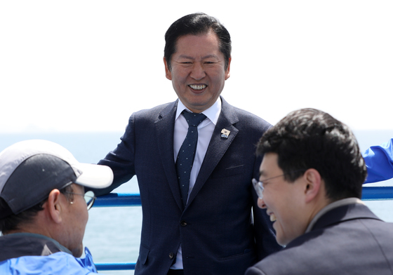 욕지도 향하는 선박서 시민과 대화하는 정청래 대표