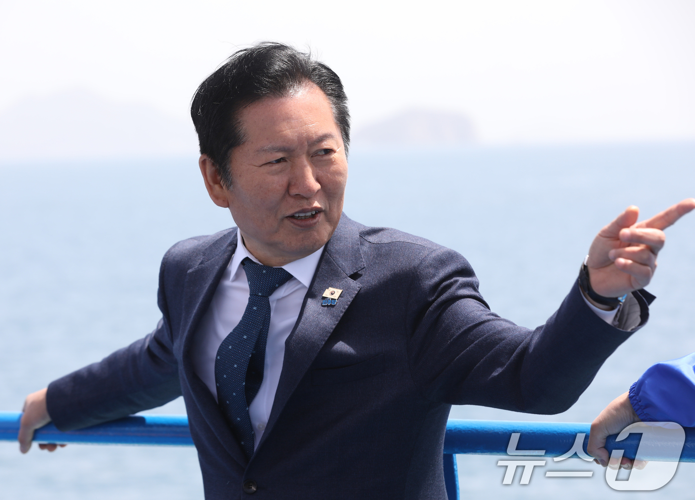 (통영=뉴스1) 윤일지 기자 = 정청래 더불어민주당 대표가 21일 경남 통영에서 욕지도로 향하는 선박 위에서 시민과 대화하고 있다. 2026.4.21/뉴스1