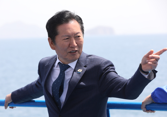 욕지도 향하는 선박서 시민과 대화하는 정청래 대표