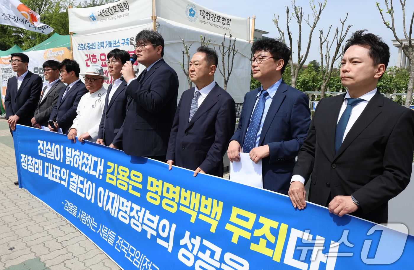 (서울=뉴스1) 안은나 기자 = 김용 전 민주연구원 부원장의 변호인인 신알찬 변호사가 21일 서울 여의도 국회의사당 앞에서 열린 '사법정의 실현을 위한 변호인 모임 기자회견'에서 …