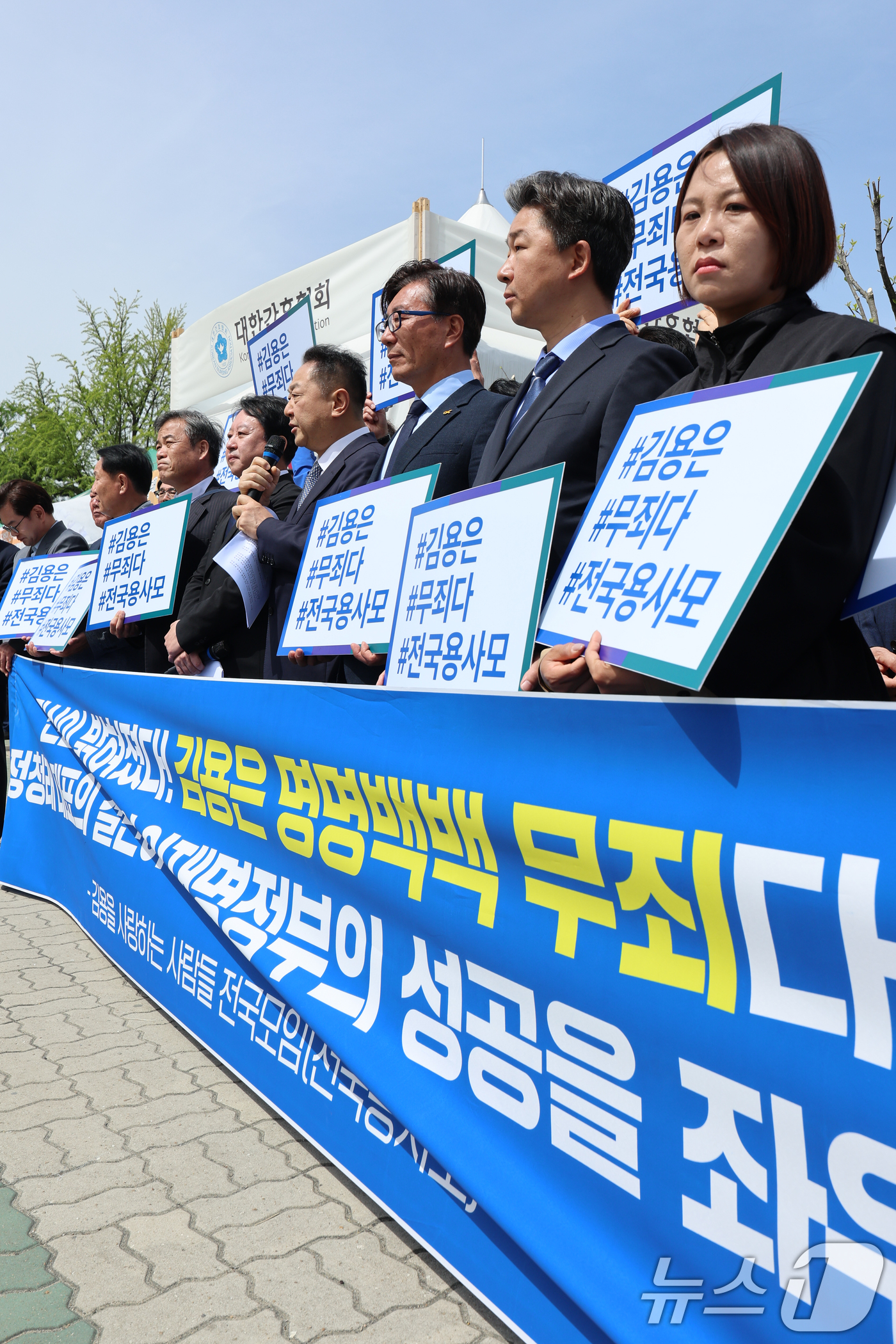 (서울=뉴스1) 안은나 기자 = 김용 전 민주연구원 부원장의 변호인 임윤태 변호사가 21일 서울 여의도 국회의사당 앞에서 열린 김용을 사랑하는 사람들 전국모임(전국용사모) 출범 기 …