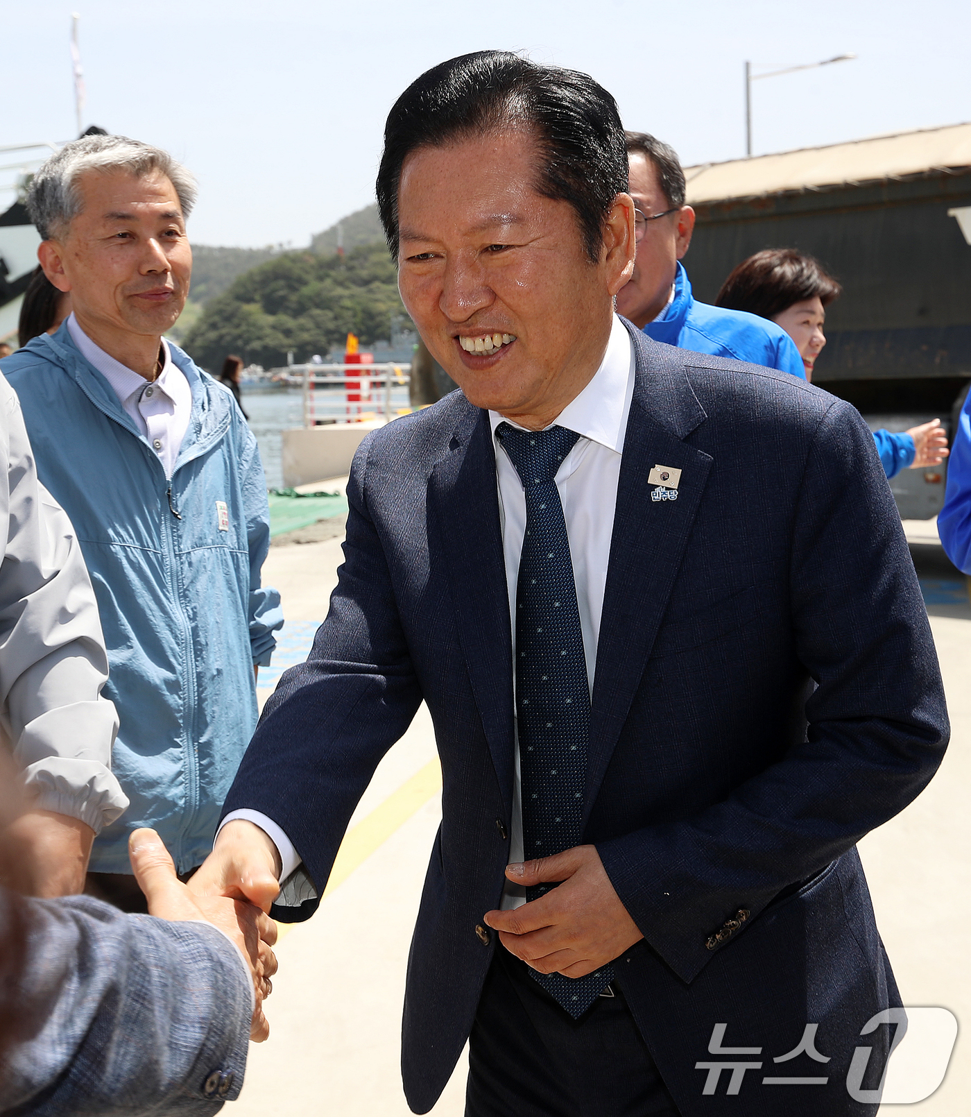 (통영=뉴스1) 윤일지 기자 = 정청래 더불어민주당 대표가 21일 오후 경남 통영 욕지도에 도착해 주민들과 인사를 나누고 있다. 2026.4.21/뉴스1