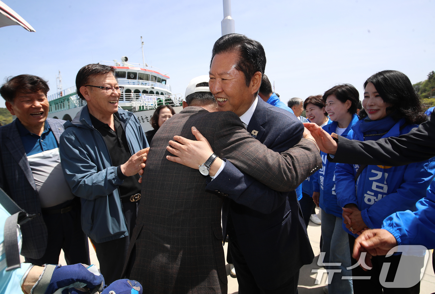 (통영=뉴스1) 윤일지 기자 = 정청래 더불어민주당 대표가 21일 오후 경남 통영 욕지도에 도착해 주민과 포옹하고 있다. 2026.4.21/뉴스1