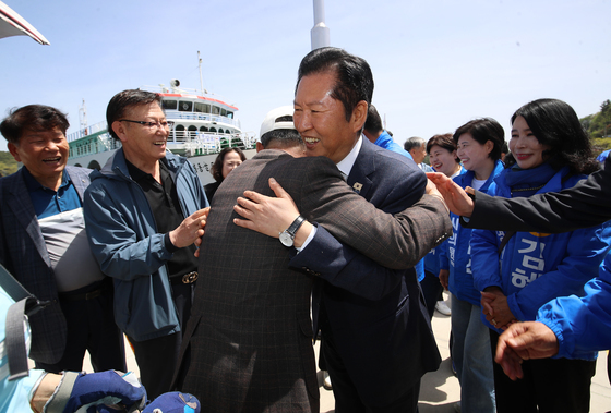 욕지도 주민과 포옹하는 정청래