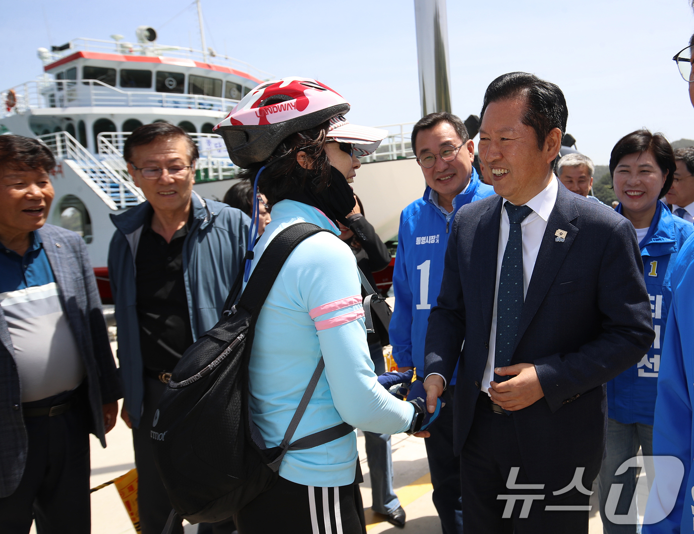 (통영=뉴스1) 윤일지 기자 = 정청래 더불어민주당 대표가 21일 오후 경남 통영 욕지도에 도착해 관광객과 인사하고 있다.  2026.4.21/뉴스1