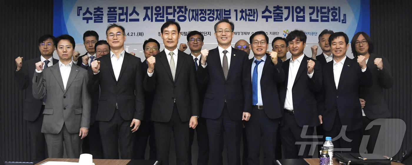 (서울=뉴스1) = 이형일 재정경제부 차관이 21일 서울 구로구 JNK디지털타워에서 열린 기업현장방문 및 1차 수출 플러스 간담회에서 참석자들과 기념 촬영을 하고 있다. (재정경제 …